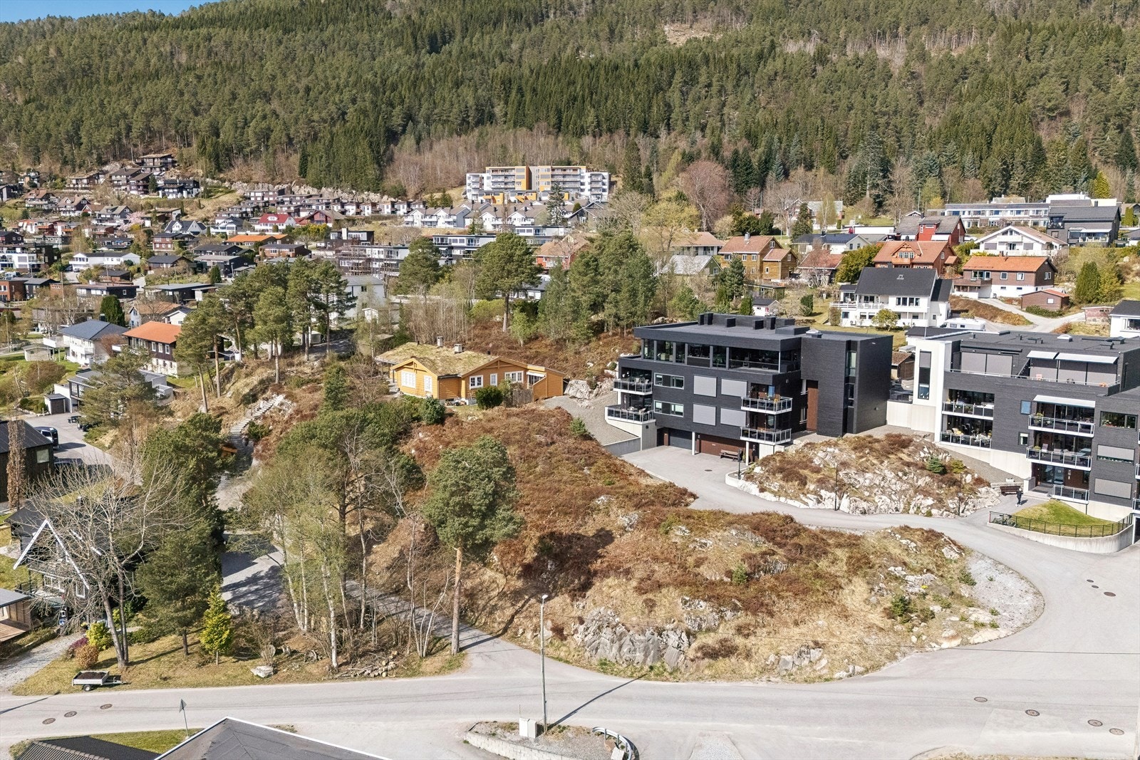 Tomten ligger høyt og fritt plassert i et etablert boligområde, med god avstand til naboer. Galleribilde