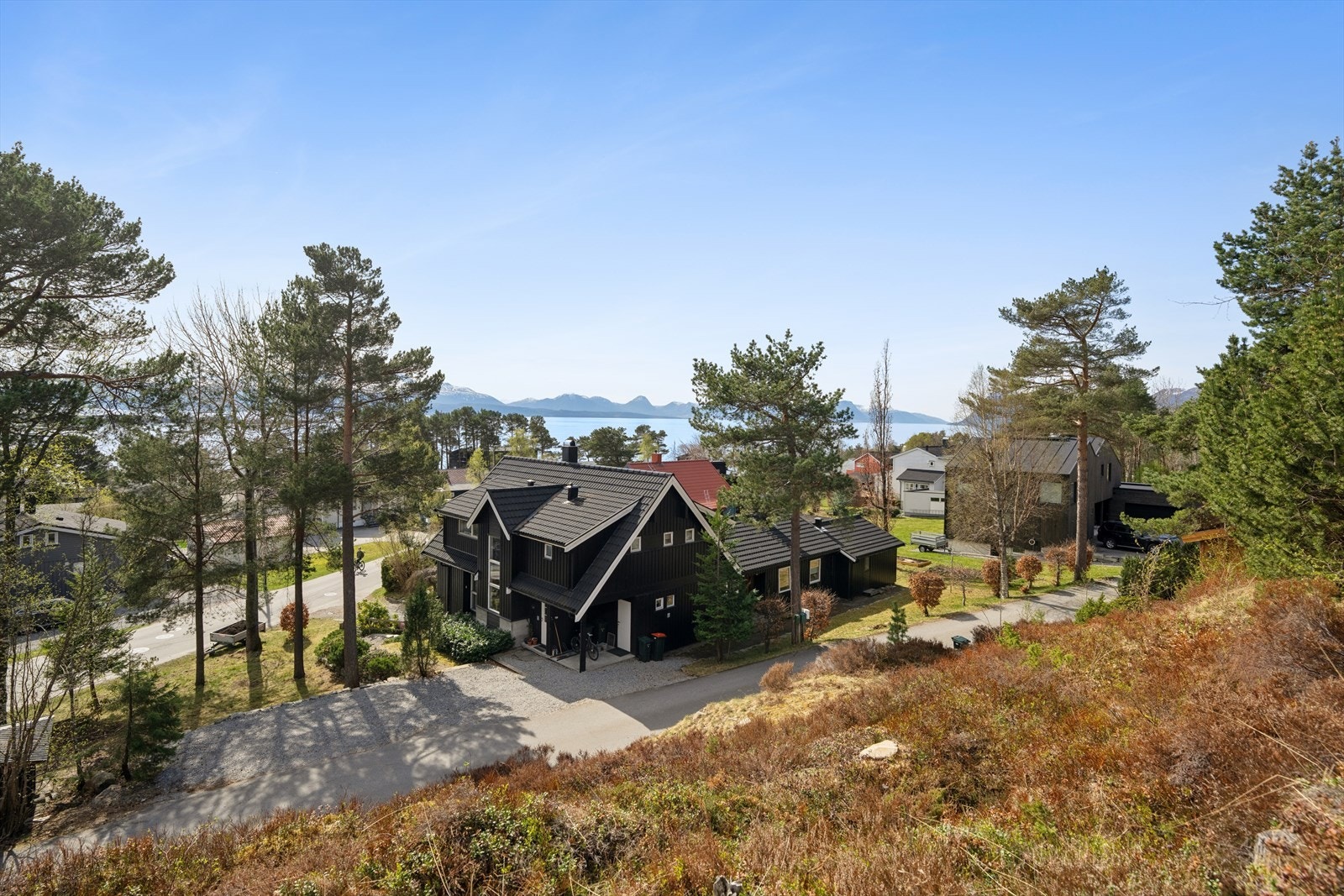 Omgitt av natur og eksisterende bebyggelse, gir tomten en ramme for å realisere din boligdrøm. Galleribilde