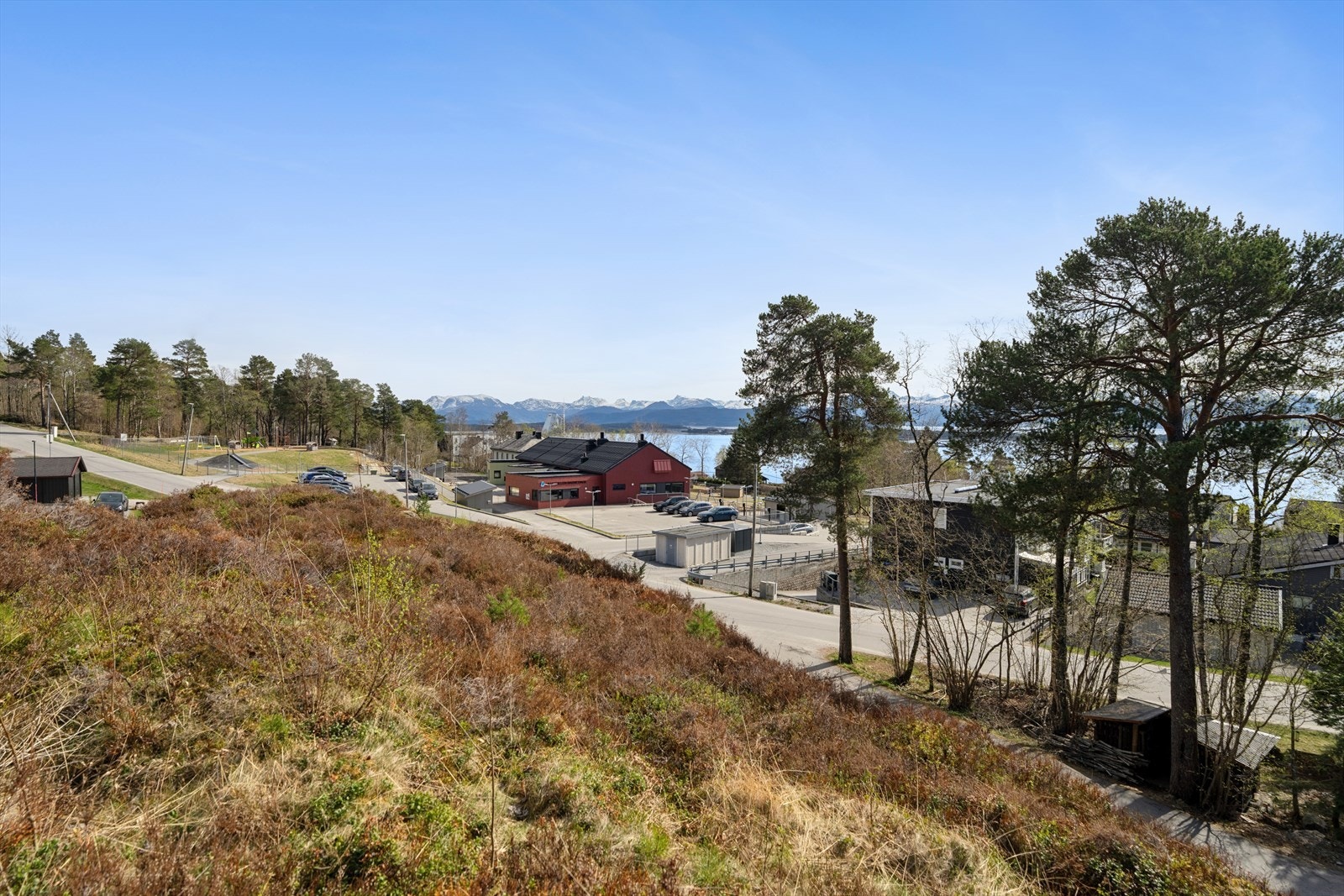 Utsikt mot nærområdet og fjorden, med gode solforhold. Galleribilde