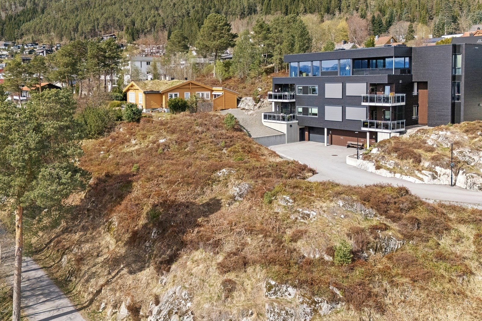 En sjelden mulighet til å erverve en byggeklar tomt i et attraktivt område. Eiendommen er en grunneiendom med et beregnet totalareal på 637,2 kvm. Galleribilde