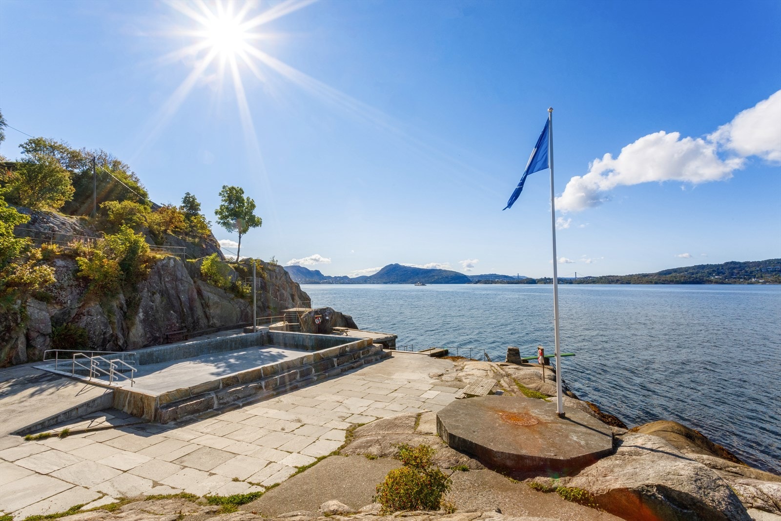 Fra leiligheten er det også kort vei til flere idylliske badeplasser som Biskophavn og Helleneset. Galleribilde