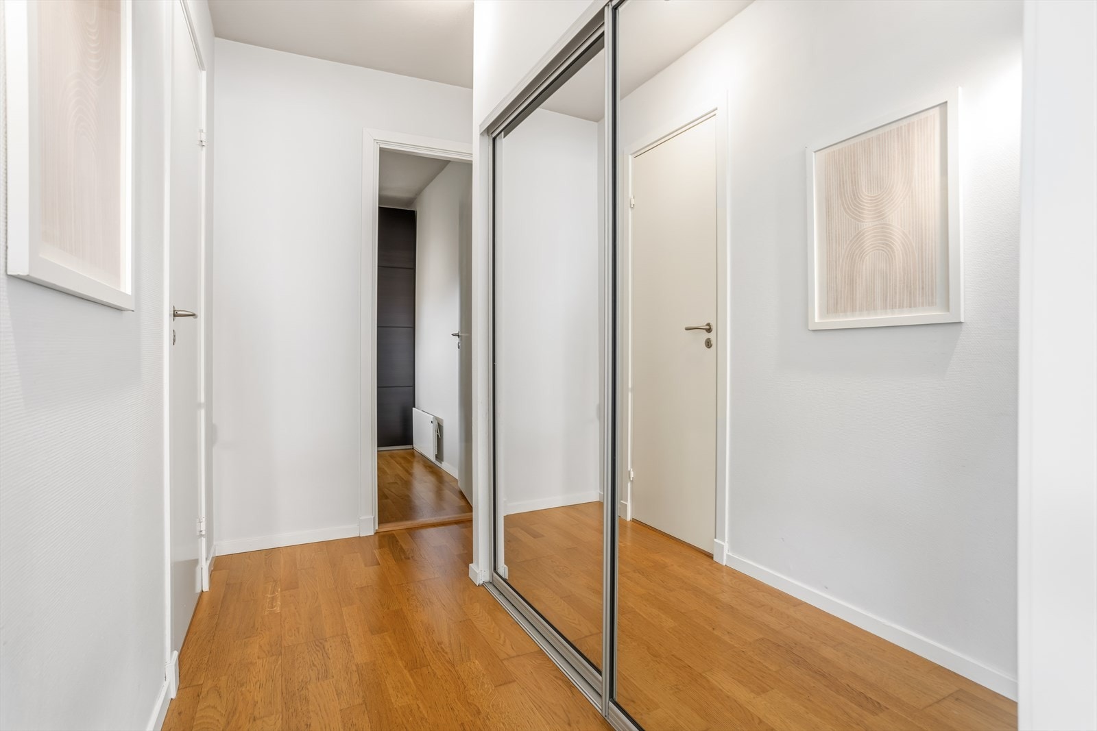 I mellomgangen til soverom og disponibelt rom er det etablert en god speildørsgarderobe. Galleribilde