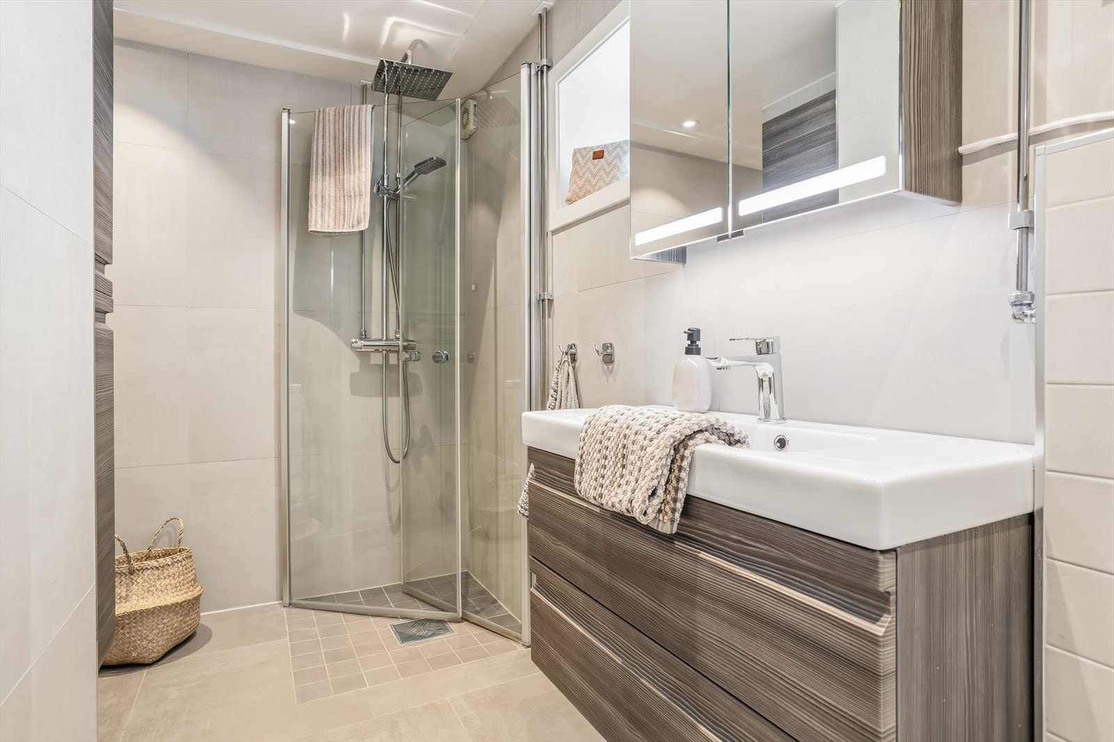 Badet har downlights i himling, varmekabler i gulv og elektrisk avtrekksvifte. Galleribilde