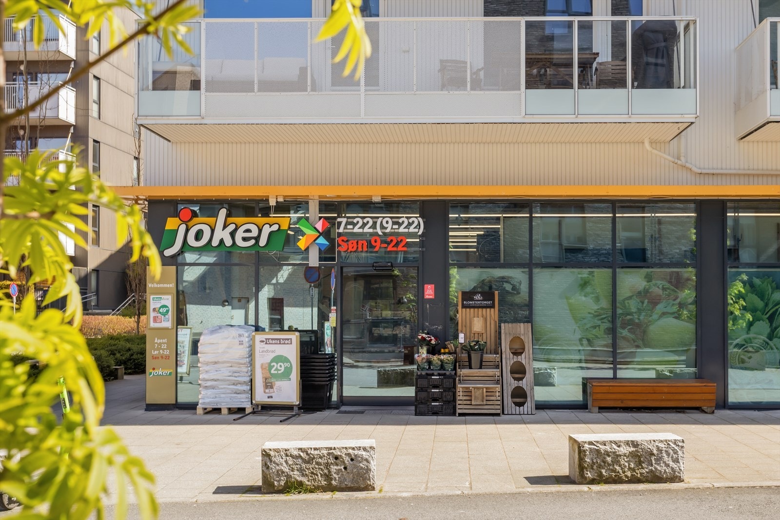I umiddelbar nærhet finner du Joker dagligvarebutikk som holder søndagsåpent. Galleribilde