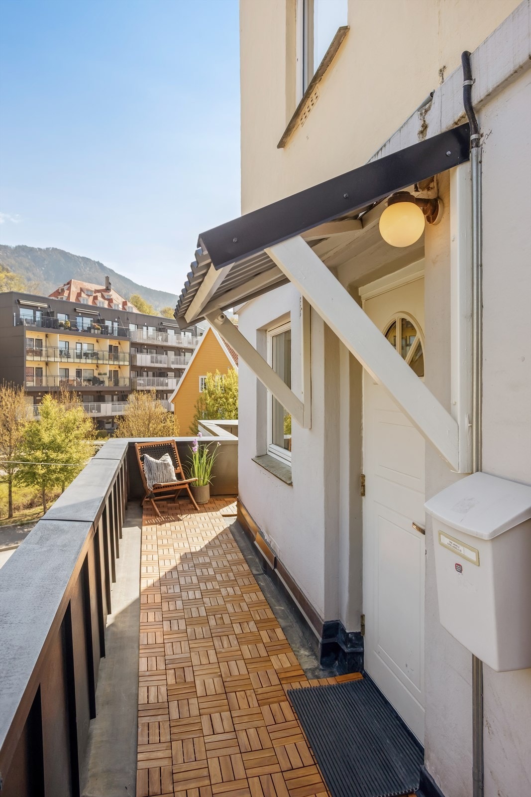 Leiligheten har egen, privat inngang fra kortsiden av bygget. Her er det lagt nye treheller. Galleribilde