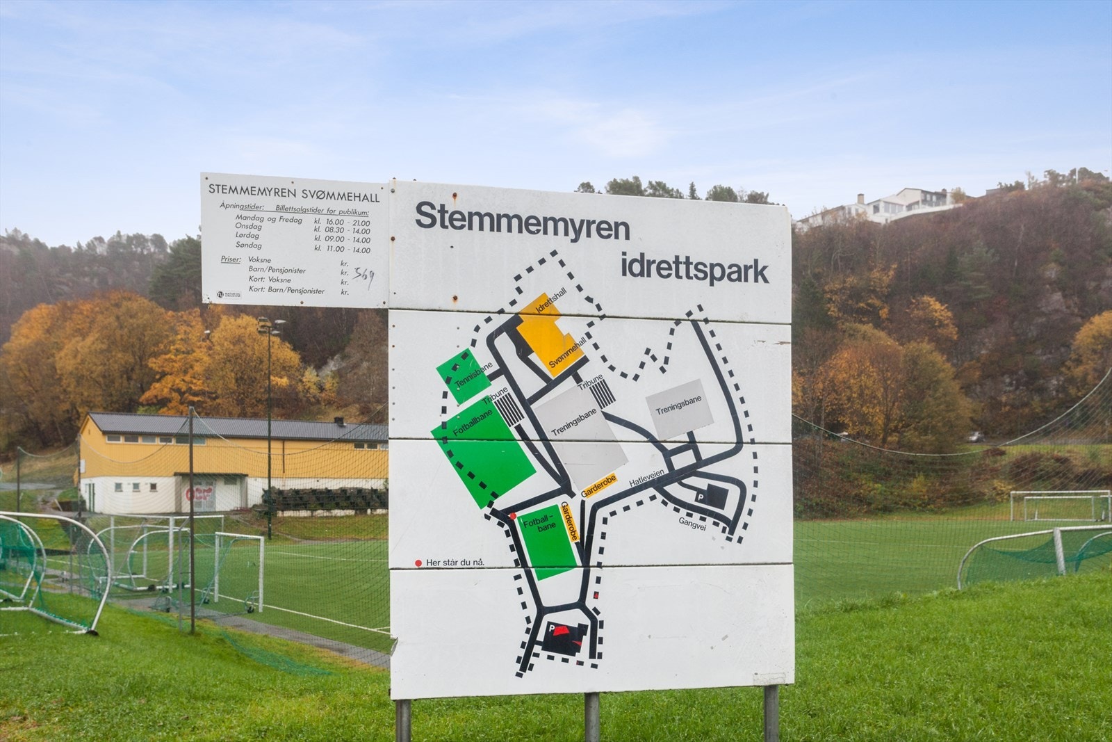 Stemmemyren idrettspark med fotballbaner, sportshall og svømmebasseng er også en del av nærmiljøet. Galleribilde