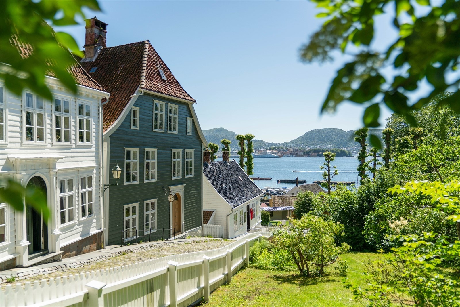 Gamle Bergen friluftsmuseum ligger noen minutters gange unna og er en av Bergens store turistattraksjoner. Galleribilde