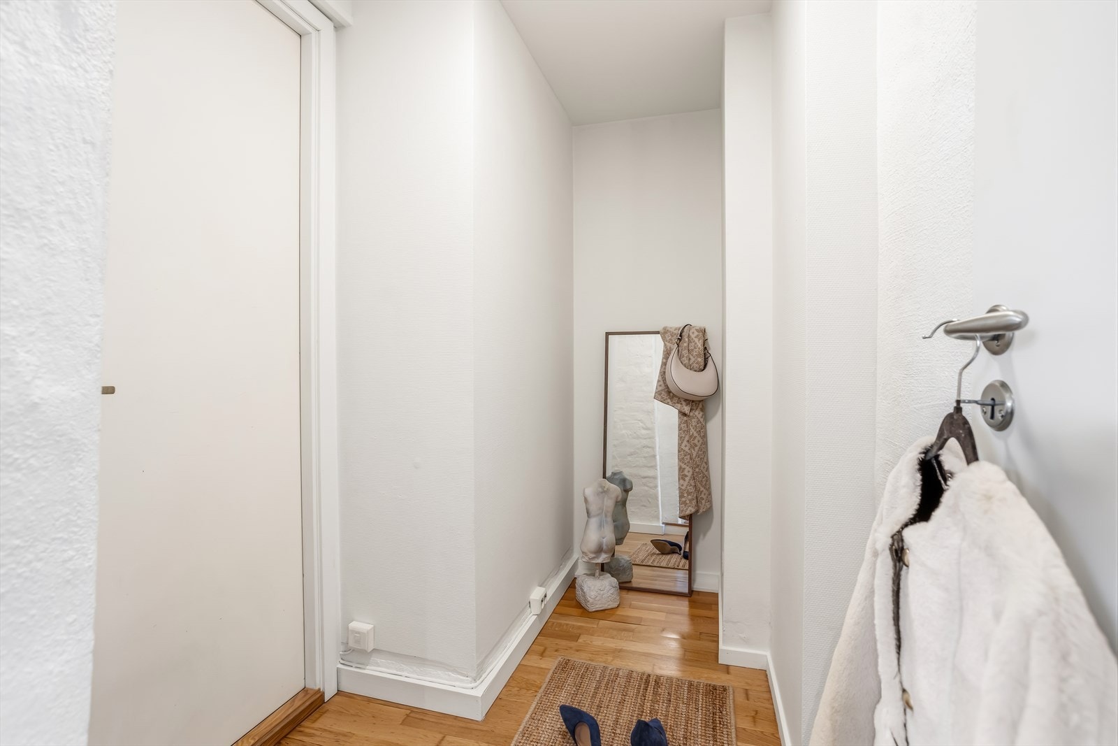 I tilknytning til gangen er det en liten bod som kan benyttes som "walk-in-closet". Herfra er det dør til felles kjeller. Galleribilde