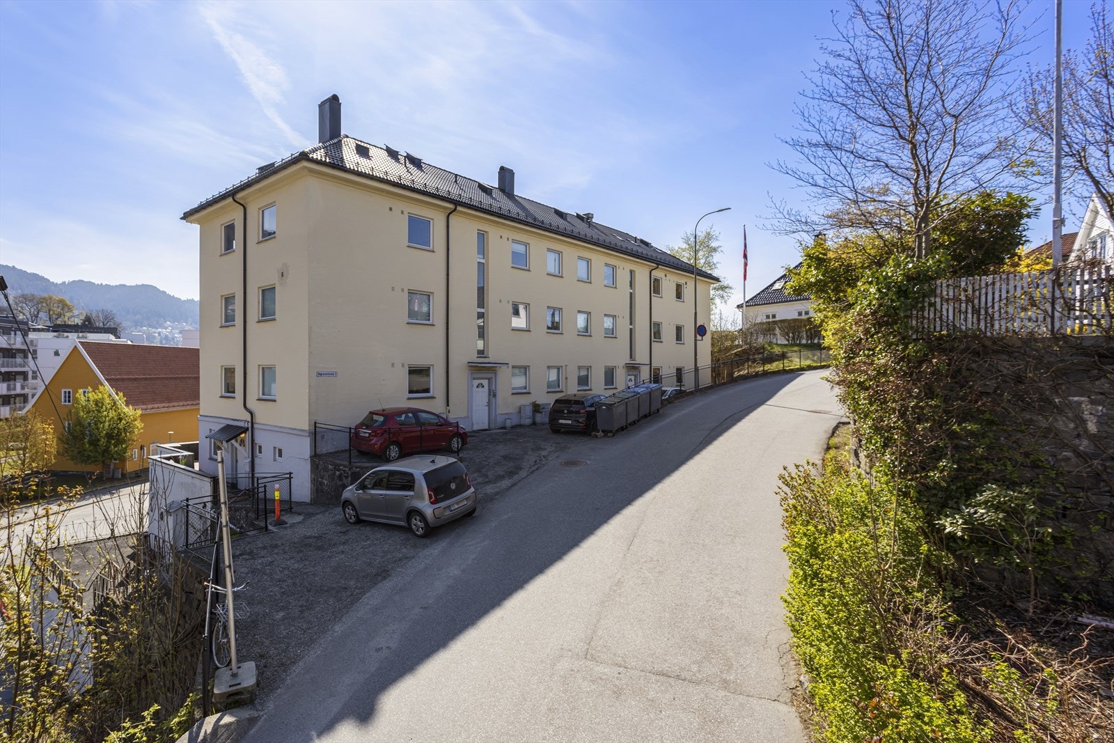 Sameiet består av 14 boligseksjoner og 1 næringsdel. Parkeringsmulighet ved inngangspartiet etter "førstemann til mølla" prinsippet. Galleribilde