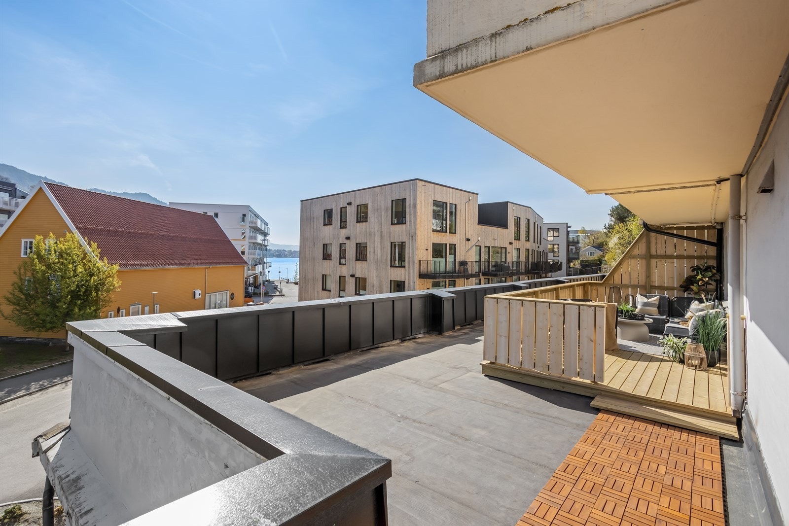 Sameiet har nylig oppgradert felles terrassedekke over treningsenteret som ligger i byggets underetasje. Galleribilde