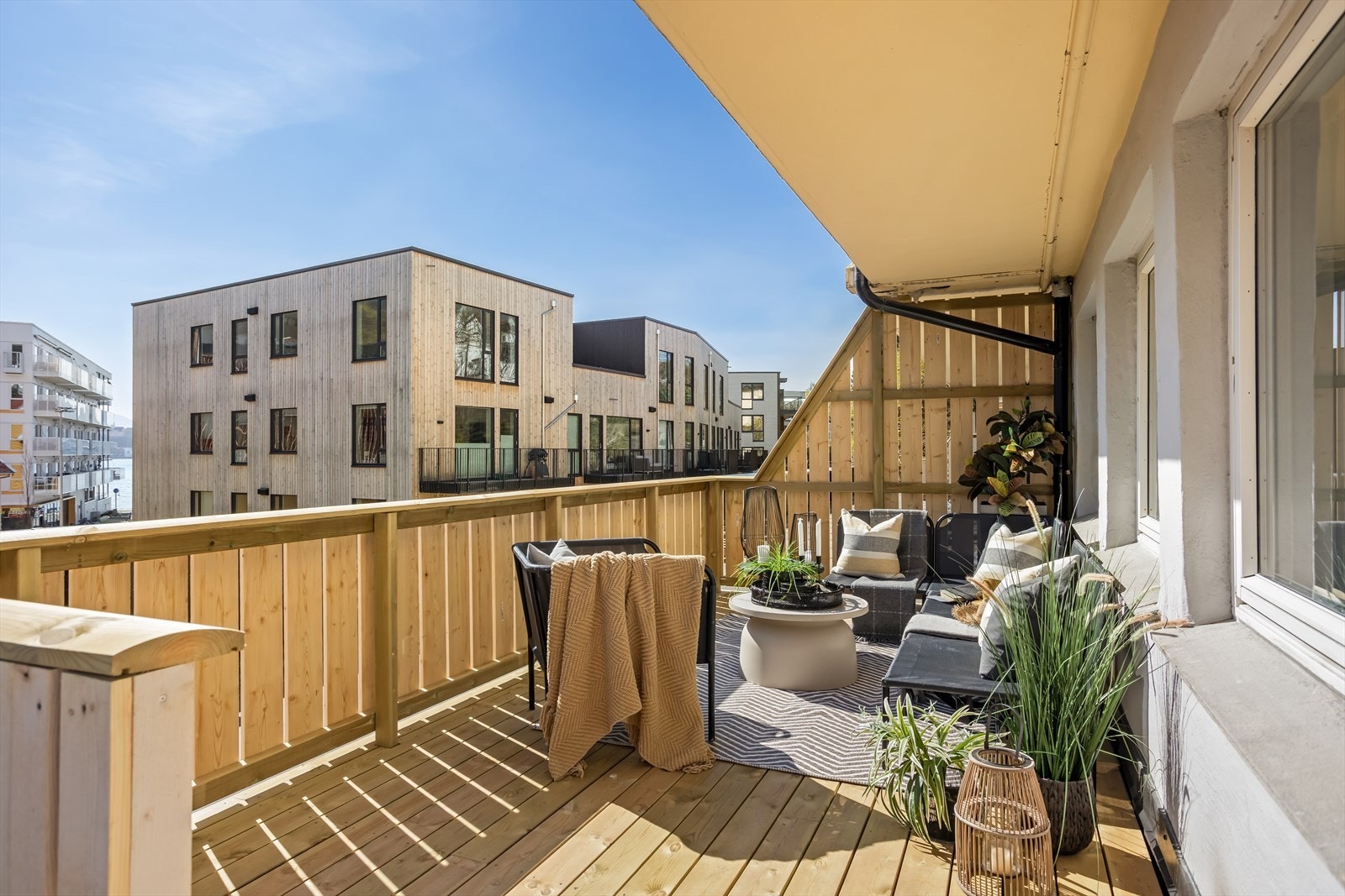 Leiligheten disponerer en nyoppført terrasse på 13 kvm med sol fra tidlig morgen til cirka kl.16.00 midtsommers. Galleribilde