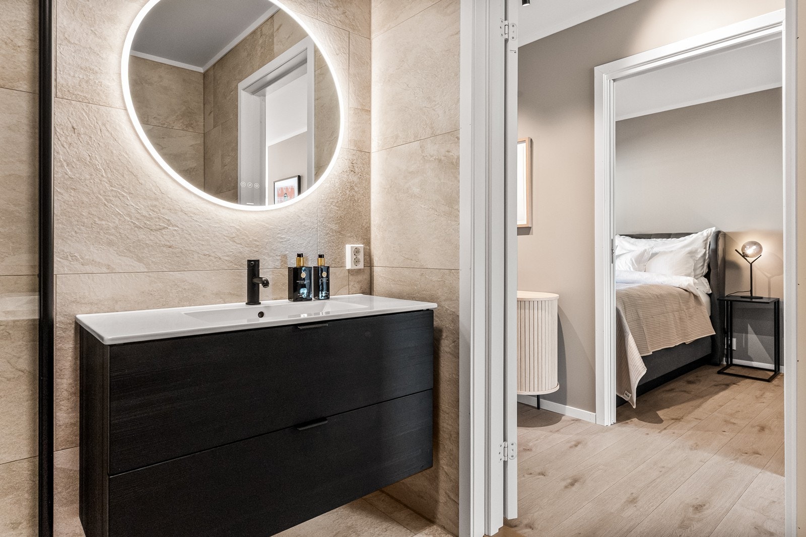 Balansert ventilasjon og moderne sanitærinnredning sikrer et godt inneklima på badet. Galleribilde