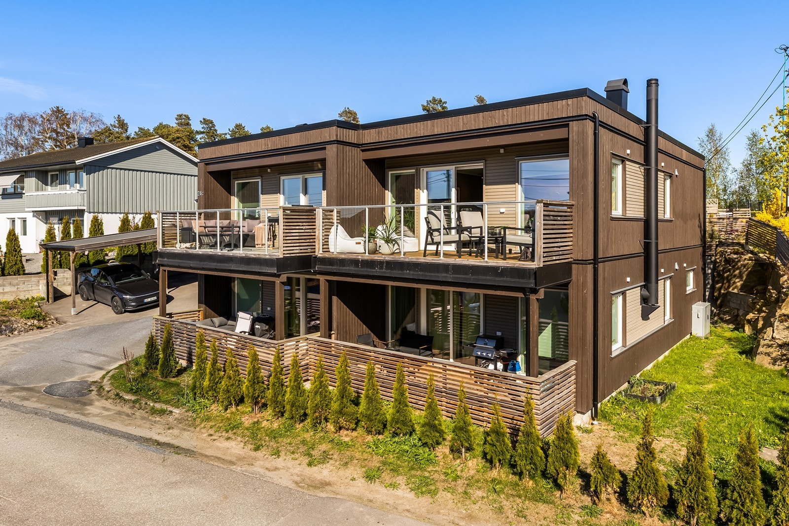 Fra stuen er det utgang til en romslig balkong med rekkverk av stål og glass. Galleribilde