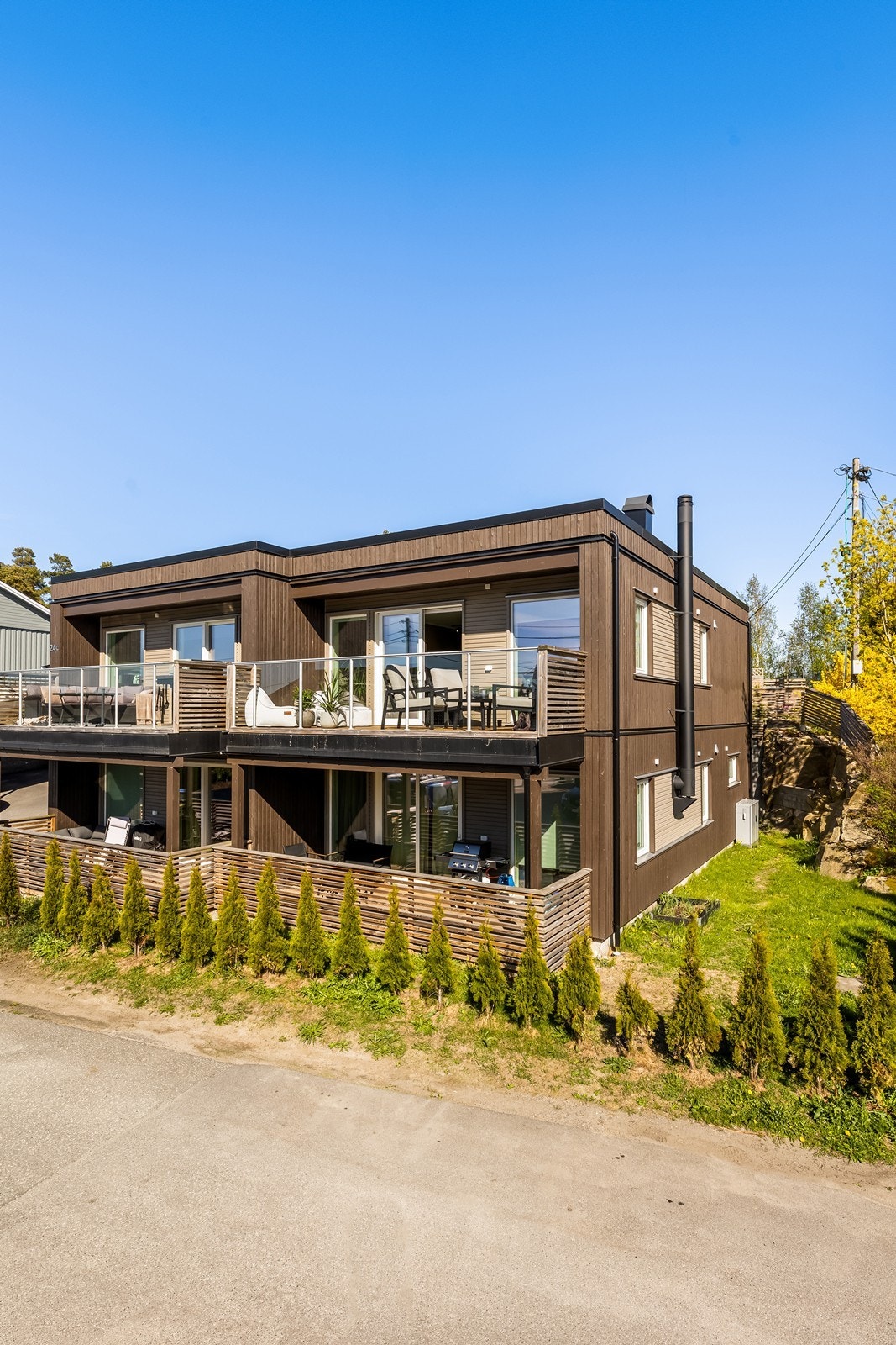 Bygningen er oppført med moderne materialer og har malte trevinduer med 3-lags glass. Galleribilde