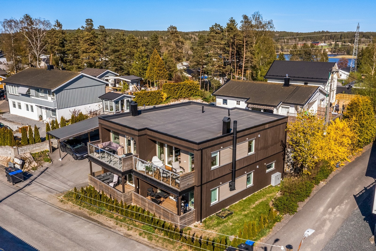 Boligen har en felles tomt med opparbeidet uteareal og enkel adkomst til offentlig vei. Galleribilde
