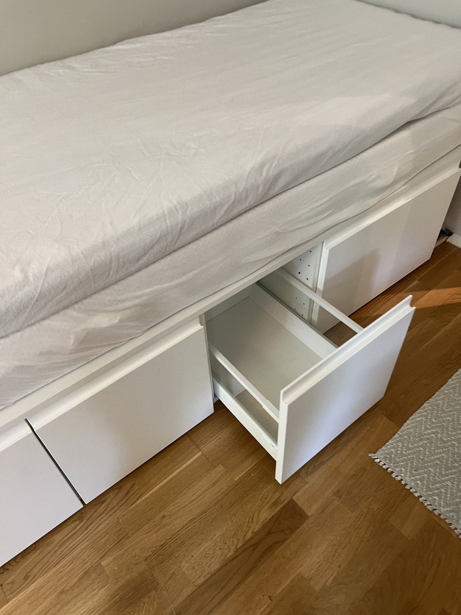 Romslige skuffer som er 40 og 60 cm brede, 40cm høye og 60cm dype Galleribilde