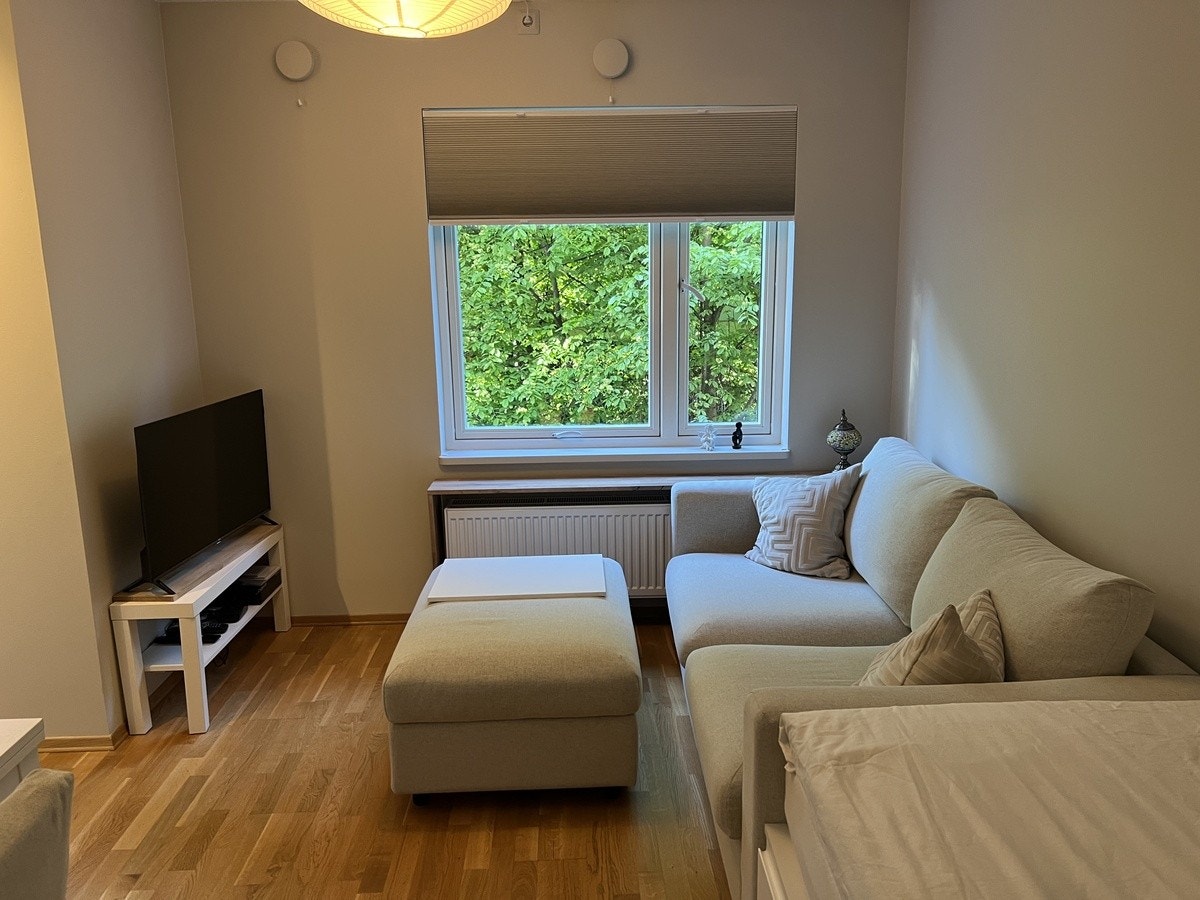 40 smart tv, stor pub/bord med oppbevaring inni Galleribilde