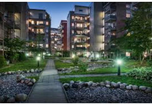 Fint uteområde mellom blokkene Galleribilde