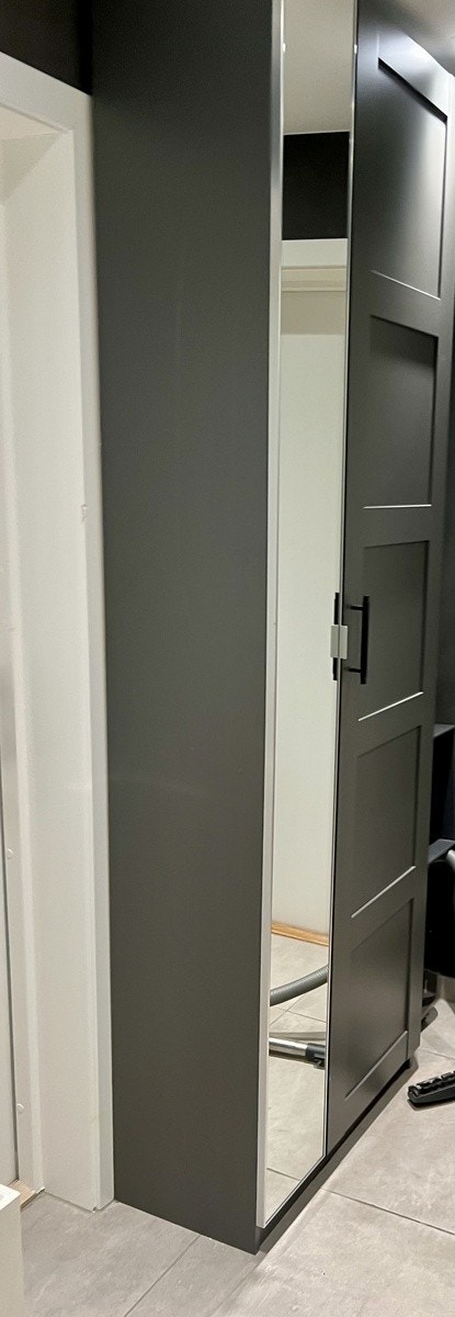Wardrobe in the entrence derivater to you. 75x236x37, for hacket and shoes and hats etc. Galleribilde