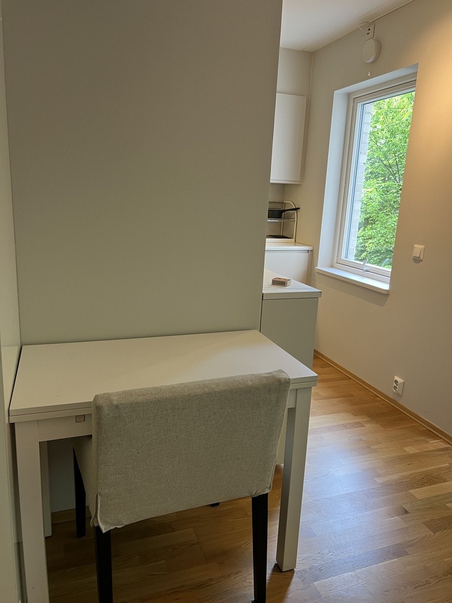 Vomfortabel polstret stol, bordet kan trekkes ut og bli dobbelt så stort Galleribilde