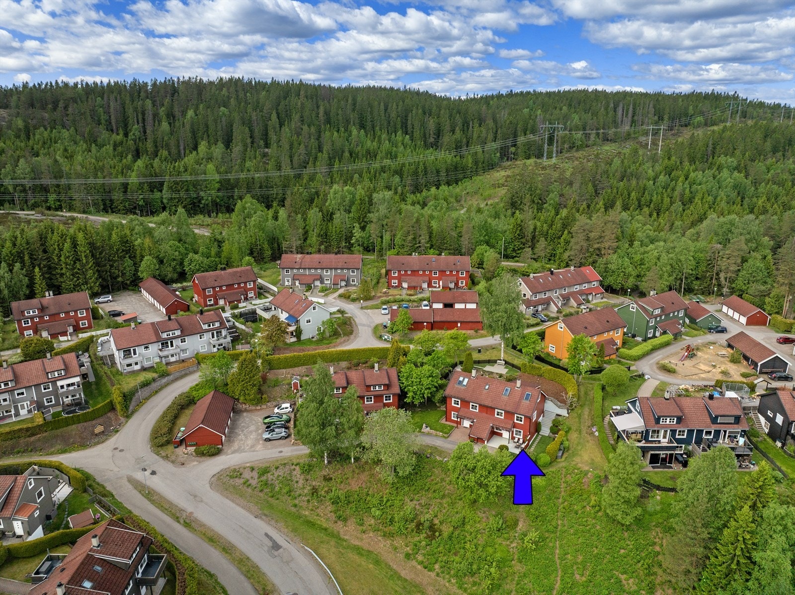 Garasjeplassen ligger i en rekke på fire, og den ytterste plassen tilhører denne eiendommen. De fire boenhetene disponerer til sammen fem biloppstillingsplasser. Galleribilde