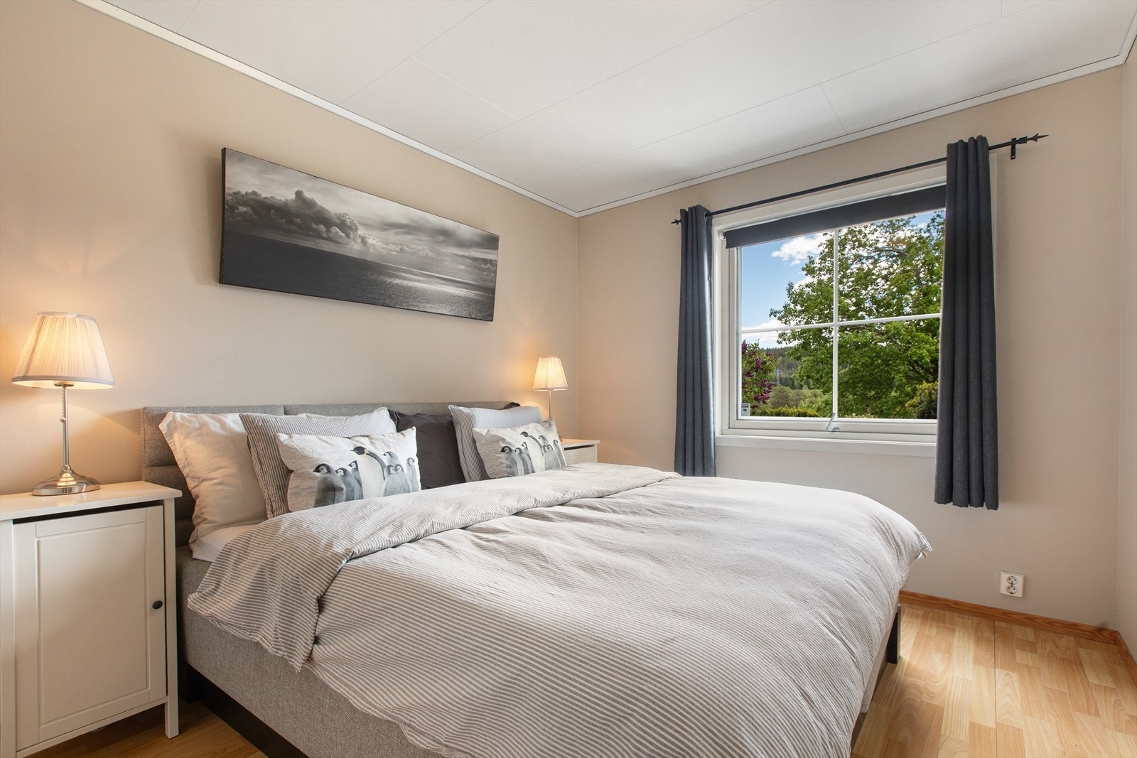 Soverom er plassert i samme etasje - perfekt for småbarnsfamilier. Plasseringen i 1.etasje gjør at de holder en fin temperatur selv på en solskinnsdag. Galleribilde