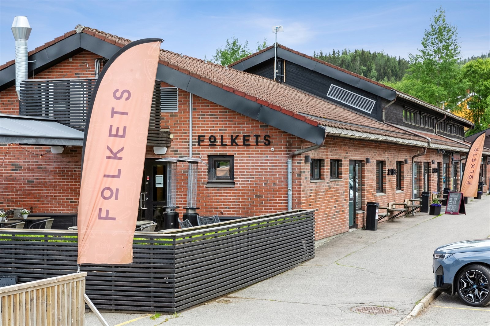 Folkes ligger sentralt plassert på Hagan - her kan du nyte et hyggelig måltid, se ukas fotballkamp eller ha avslutninger med ulike lag. Galleribilde