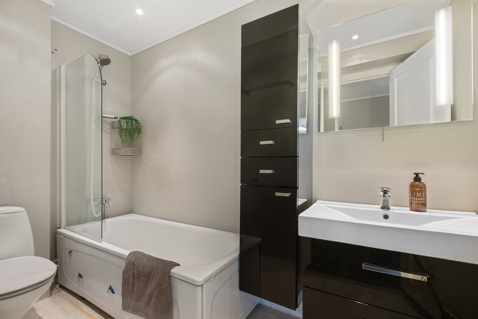 Badet i underetasjen har varmekabler, badekar med dusjvegg, og fungerer godt i hverdagen. Galleribilde