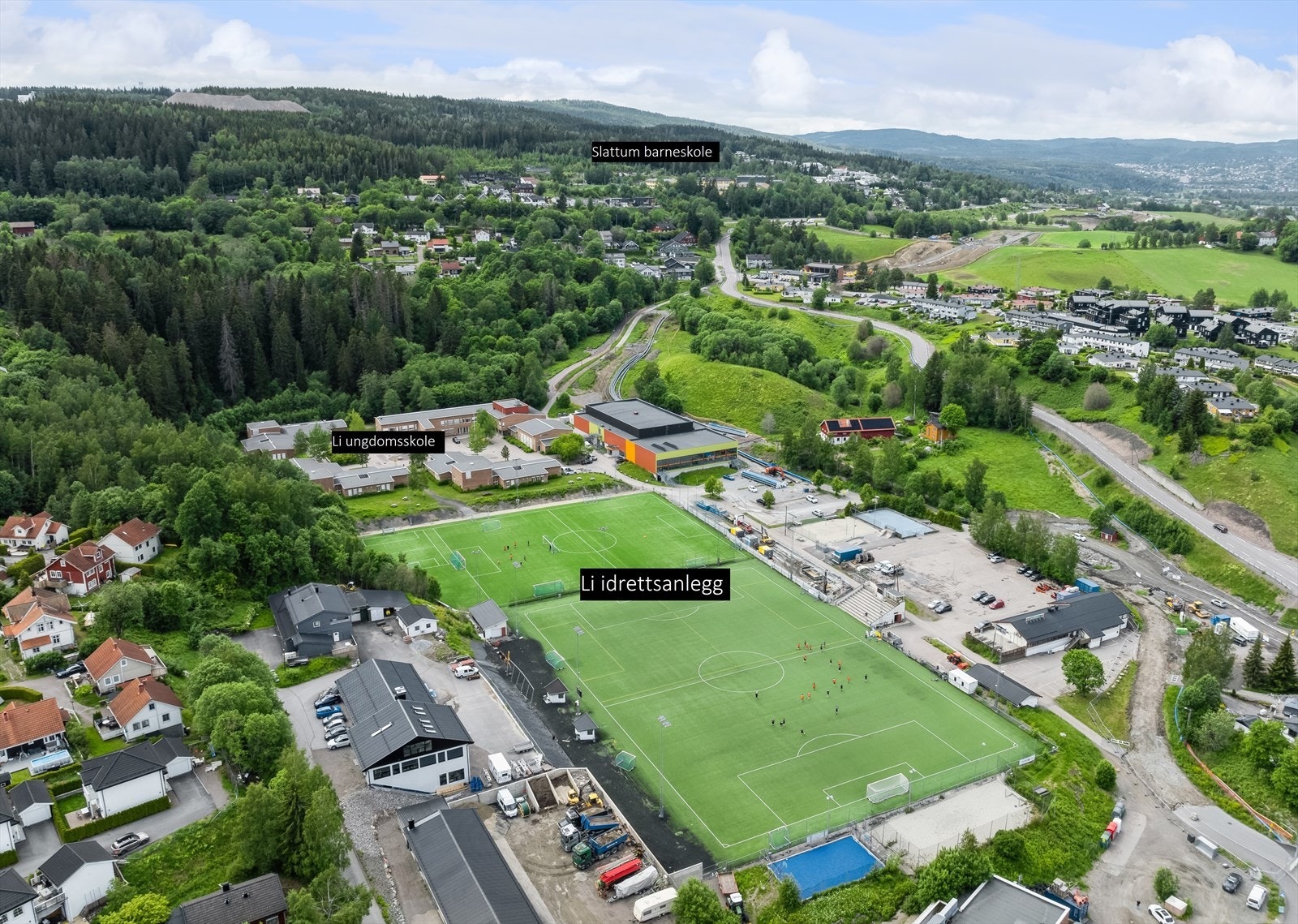 Li er et området med yrende liv - her er ungdomsskolen, samt arena for fotball og håndball. Galleribilde