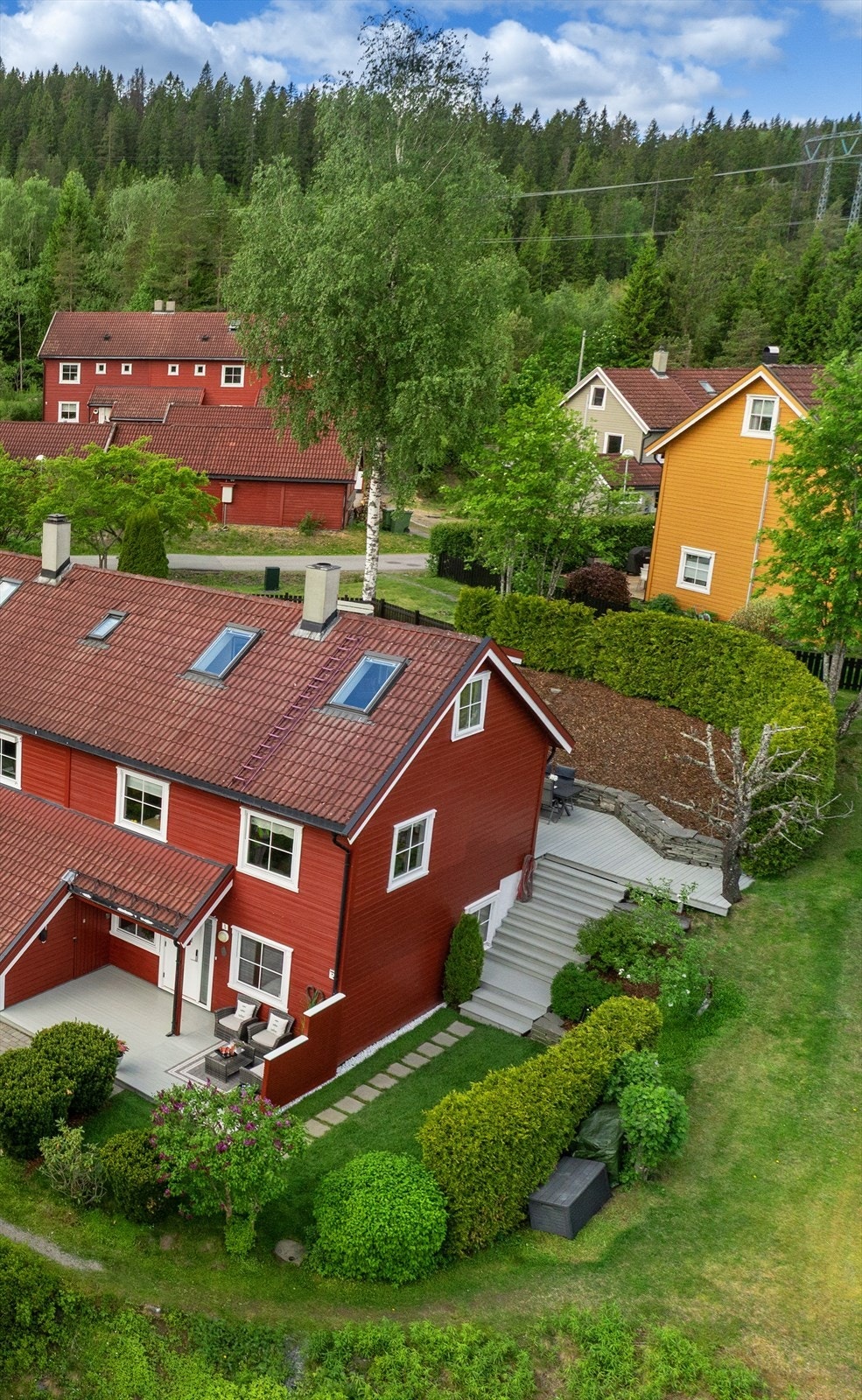 Boligen ligger usjenert til innerst i en blindvei, med umiddelbar nærhet til skog og mark. Galleribilde