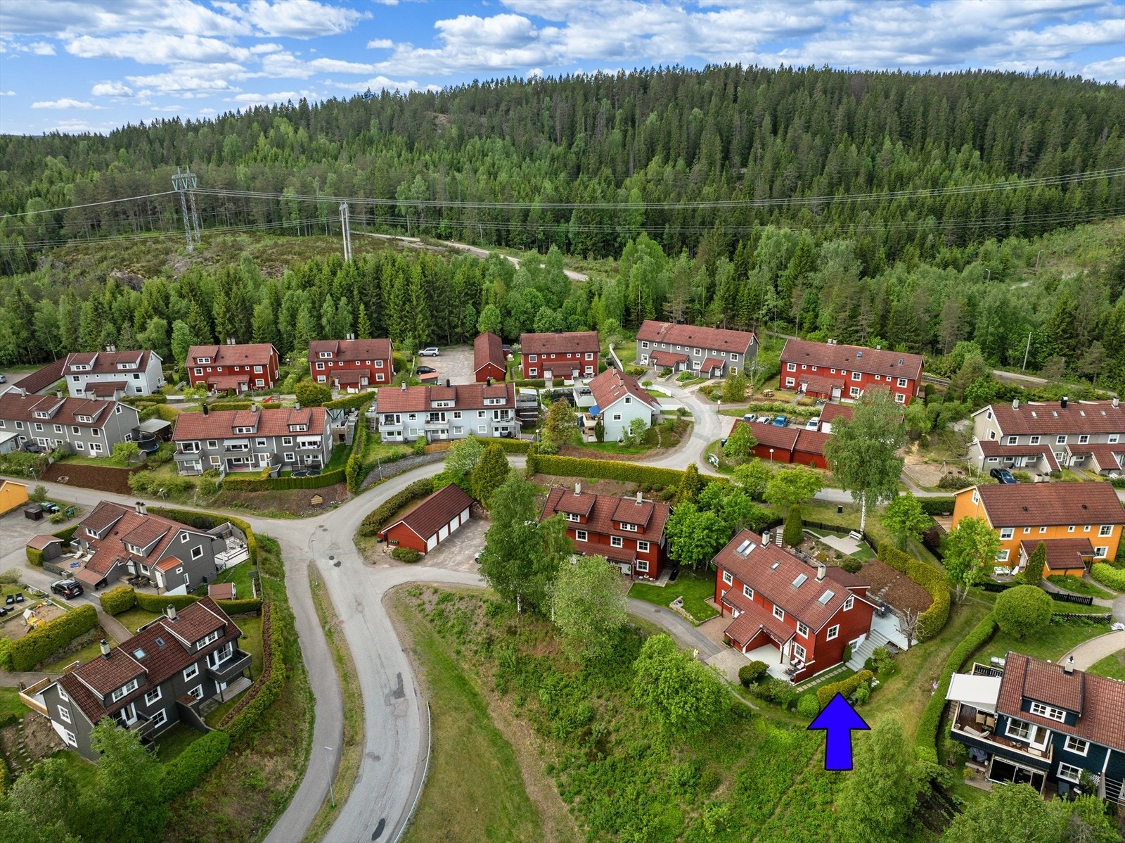 Boligen ligger innerst i blindveien hvor elbillader er plassert på boligen - enkelt å vaske biler utenfor huset. Meget praktisk sportsbod utenfor inngangsdøren med strøm. Galleribilde