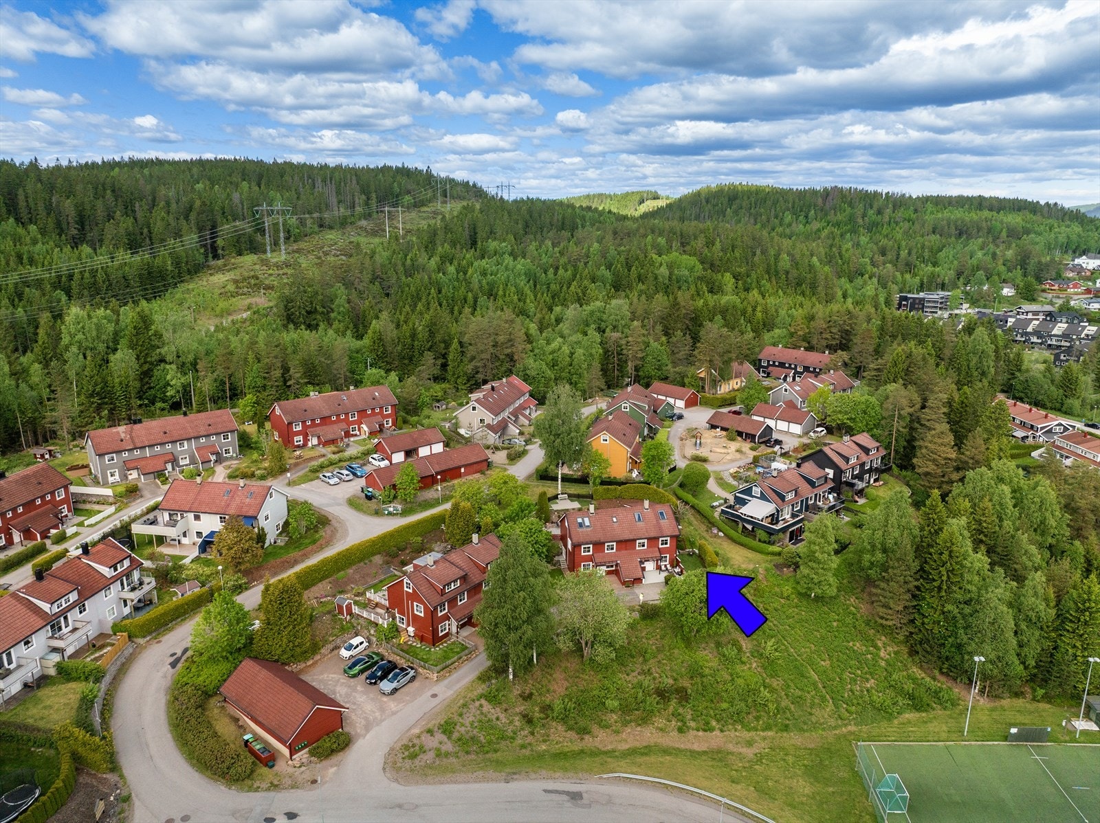 Rett utenfor døren ligger friområder, som er fotballbane om sommeren og skøytebane om vinteren. Om vinteren er bakken ned en fantastisk akebakke. Galleribilde