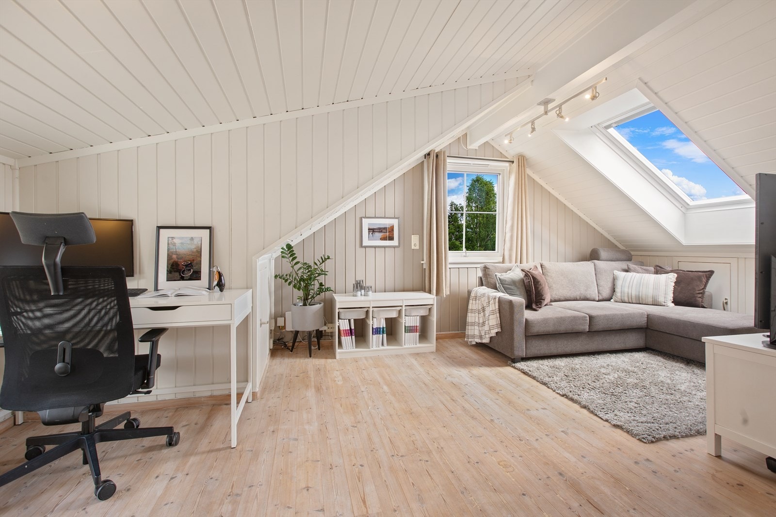 Loftstuen er et lyst og allsidig rom, ideelt som TV-stue, kontor eller lekeareal. Galleribilde