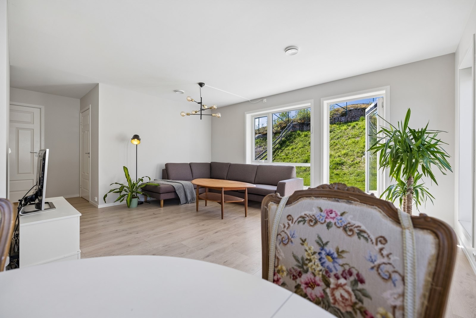 Store vindusflater og terrassedør slipper inn rikelig med naturlig lys! Galleribilde