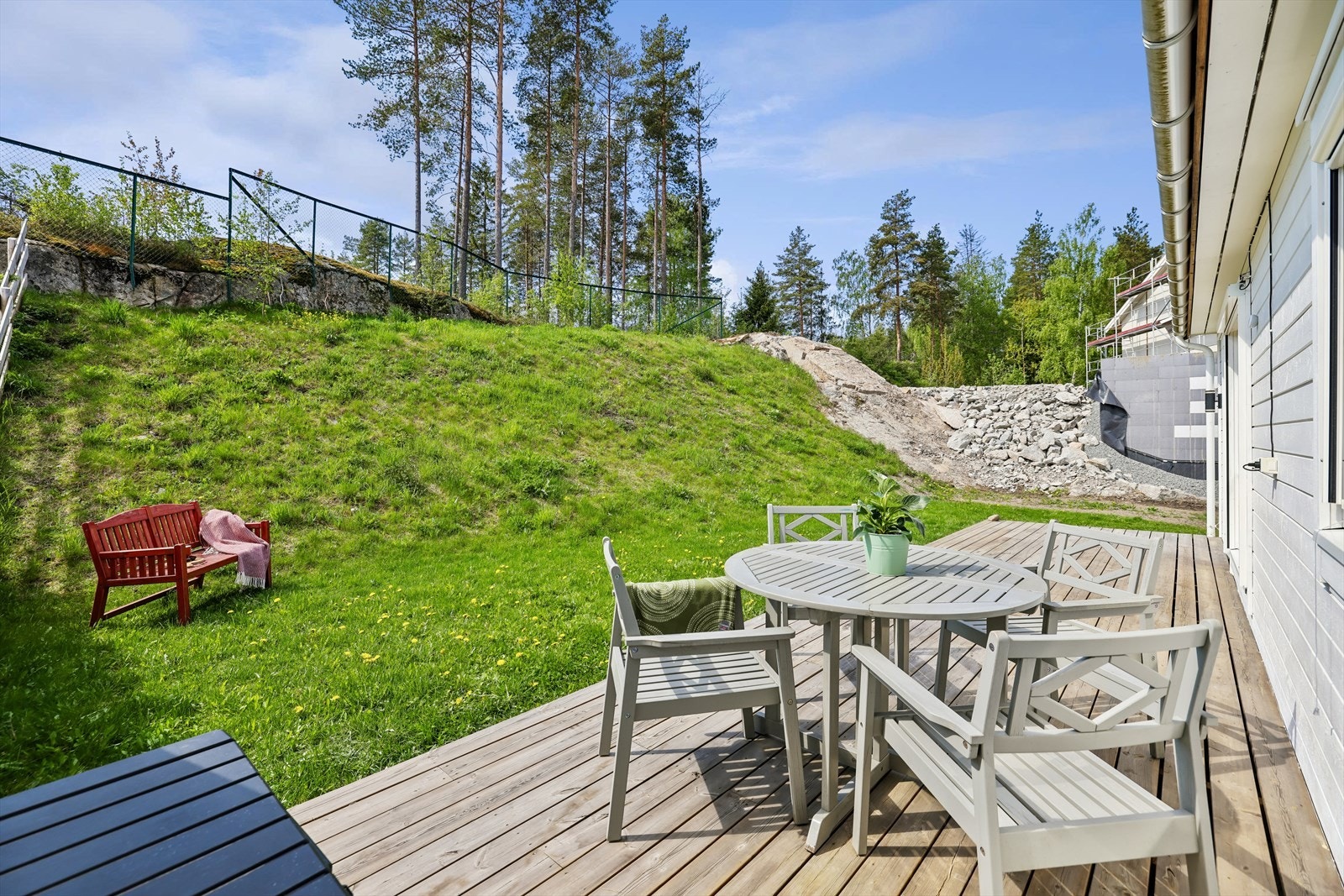 Den romslige, sørvendte terrassen har god plass til både sittegruppe og grill. Galleribilde
