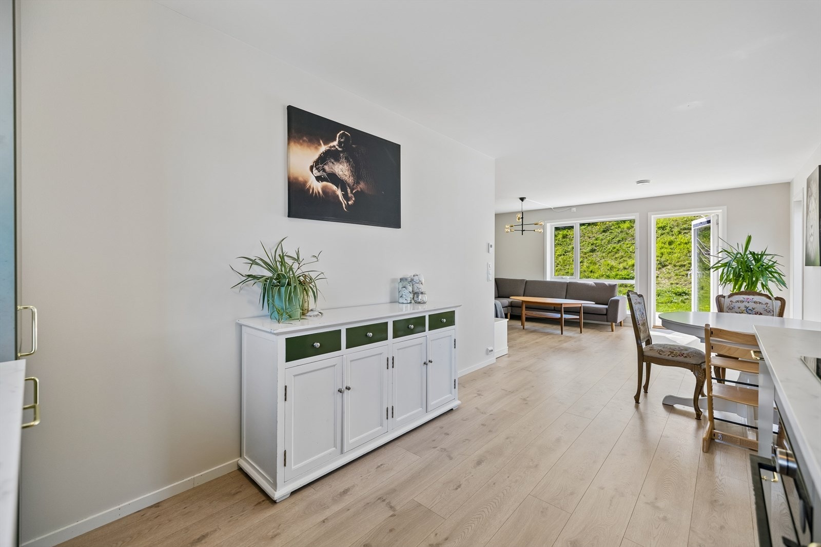 Gjennomgående laminatgulv og malte, slette platevegger skaper et helhetlig og moderne uttrykk. Galleribilde