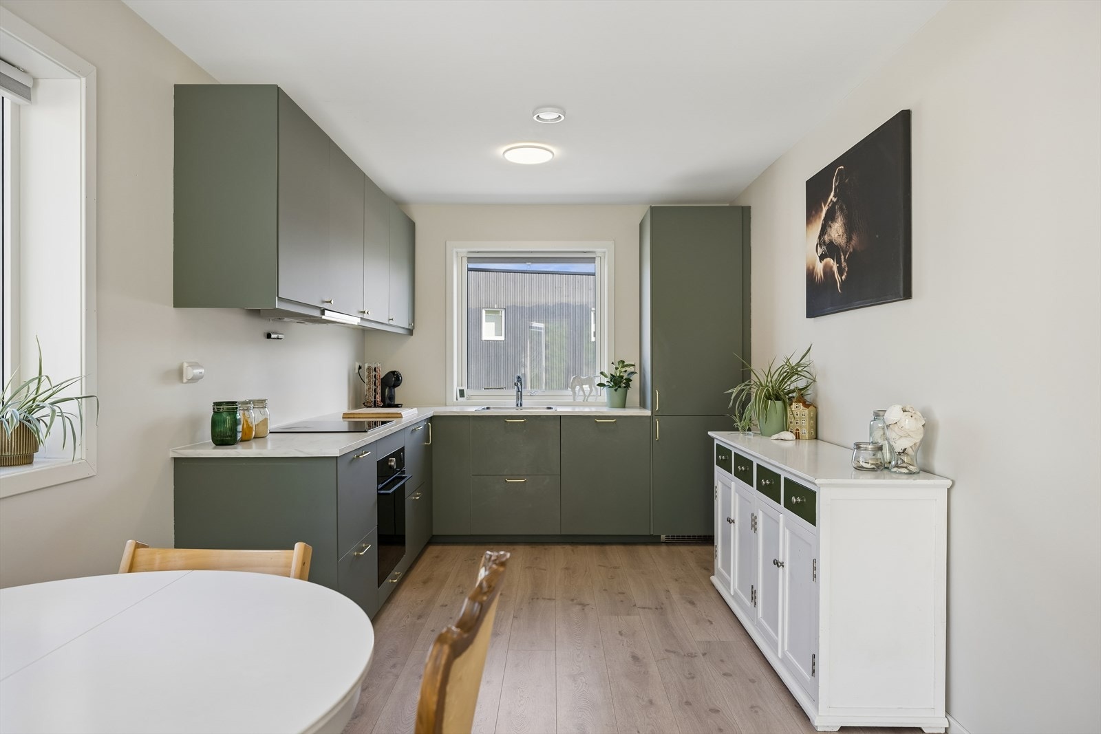 Kjøkkenet er utstyrt med integrerte hvitevarer og kjøkkenventilator. Galleribilde
