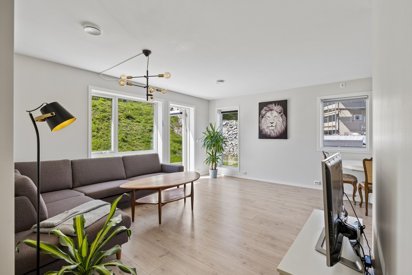 Stuen har god plass til en god sofagruppe. Galleribilde