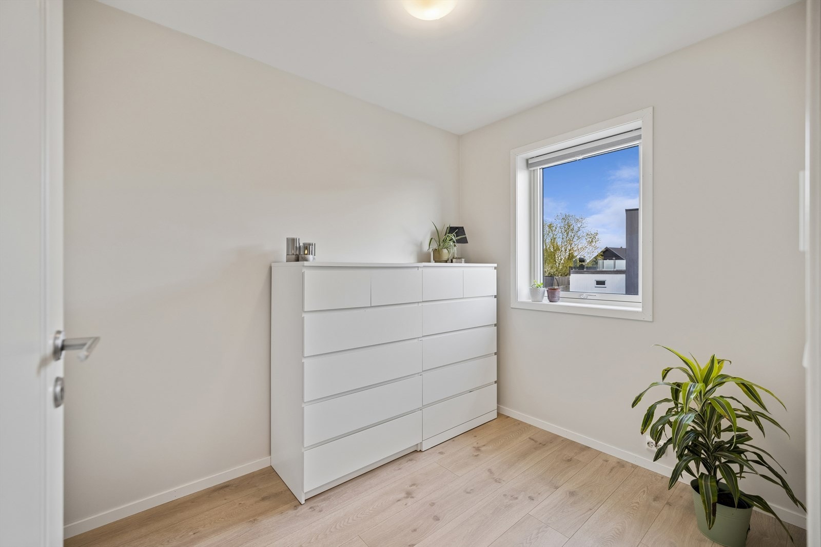 Romslig bod med rikelig med garderobeplass. Galleribilde