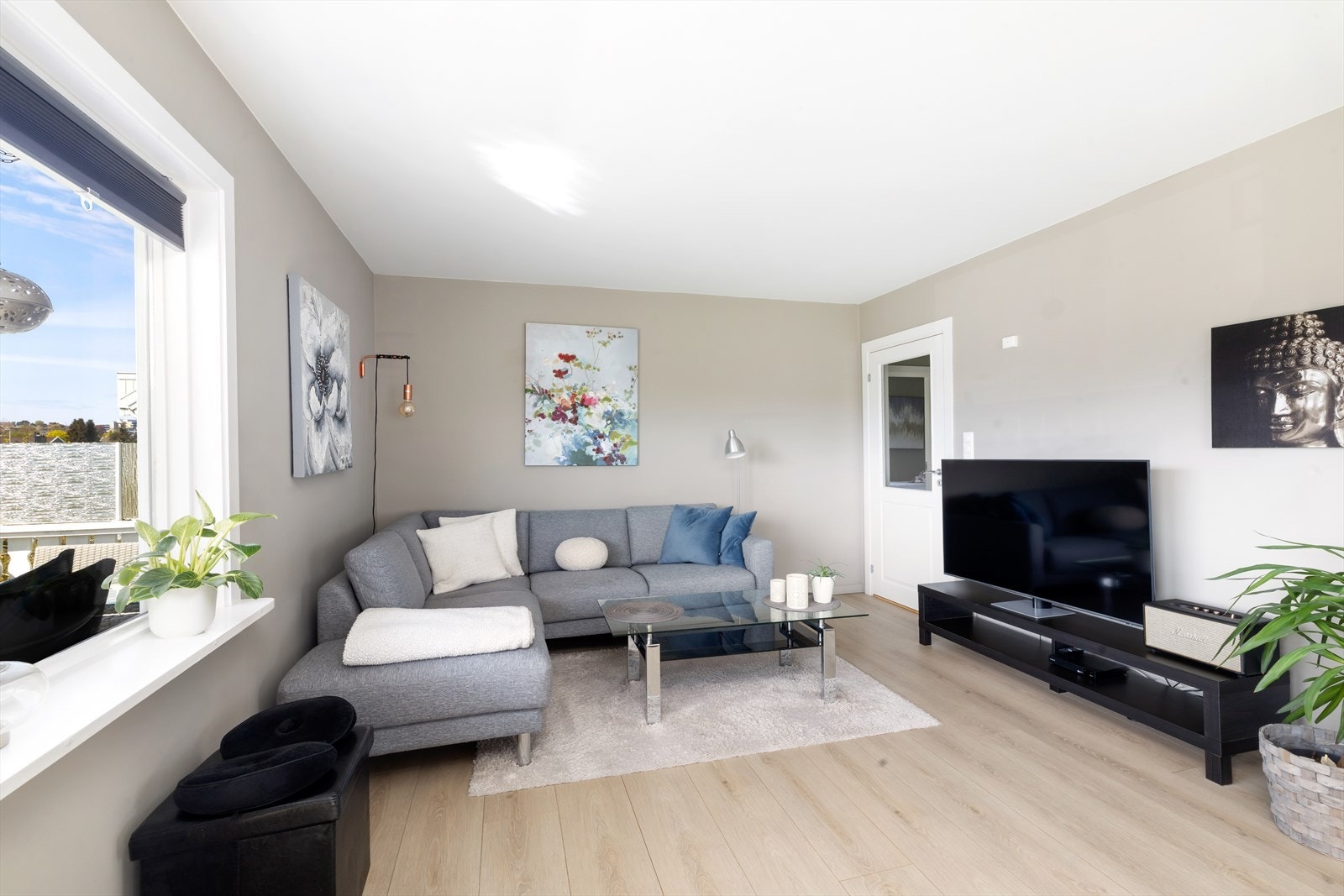 Moderne med listefritt mellom vegg og himling Galleribilde