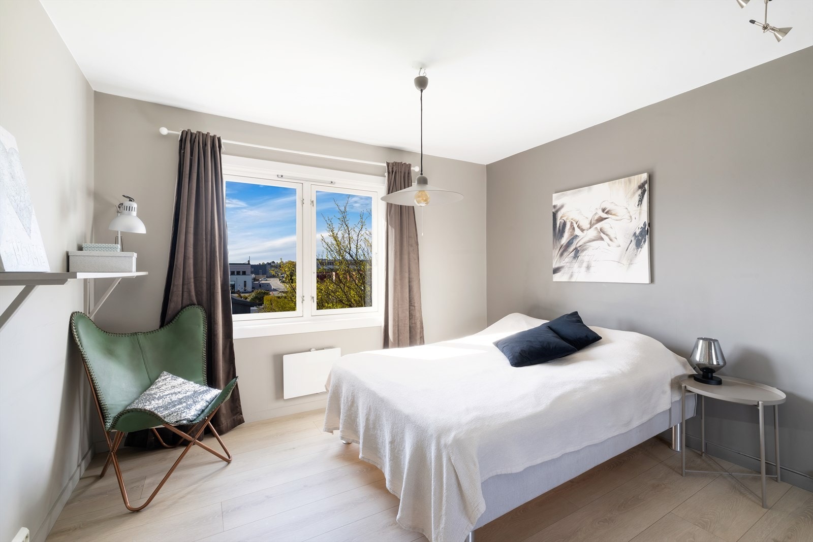 Soverom med laminat på gulv og slette lysmalte vegger Galleribilde