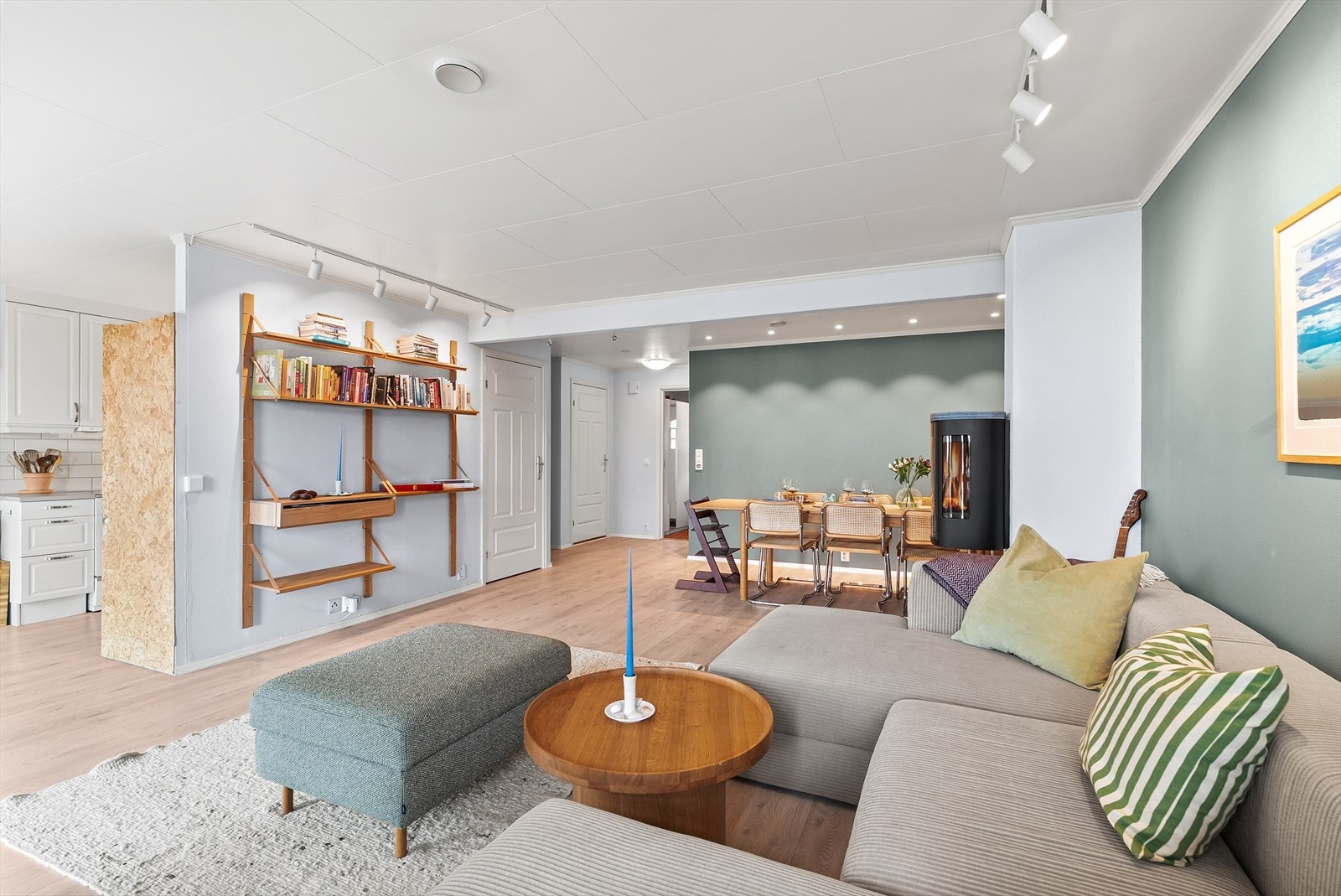 God takhøyde, lyse overflater og gjennomgående materialvalg gir boligen et moderne og helhetlig uttrykk. Galleribilde