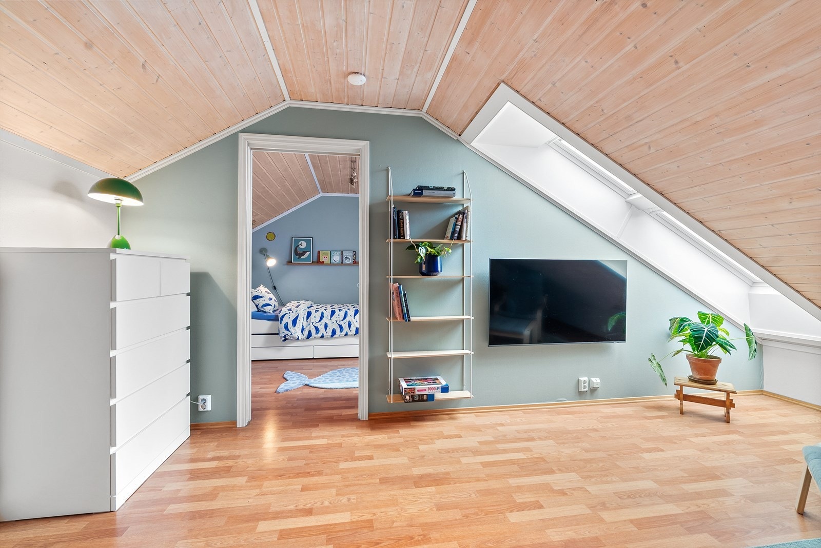 Loftstuen gir et ekstra oppholdsrom med god plass til både lek, TV-krok eller hjemmekontor. Galleribilde