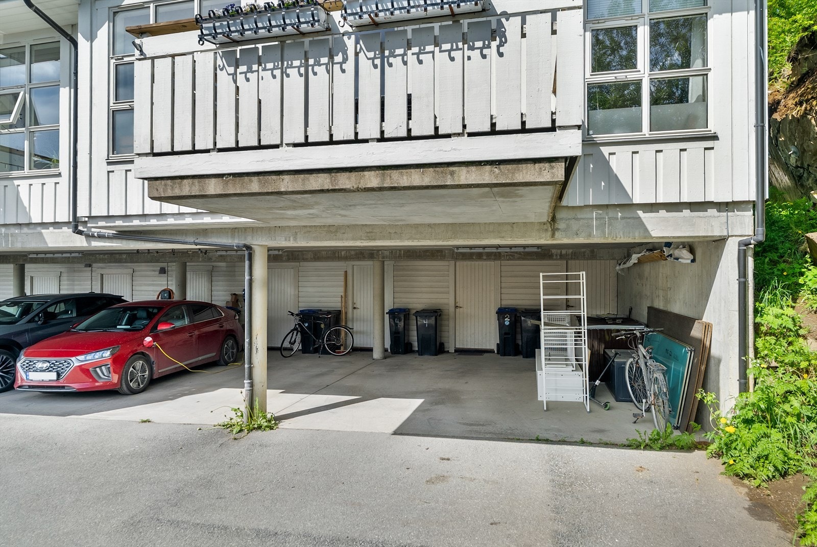 Praktisk carport med tilhørende sportsbod. Galleribilde