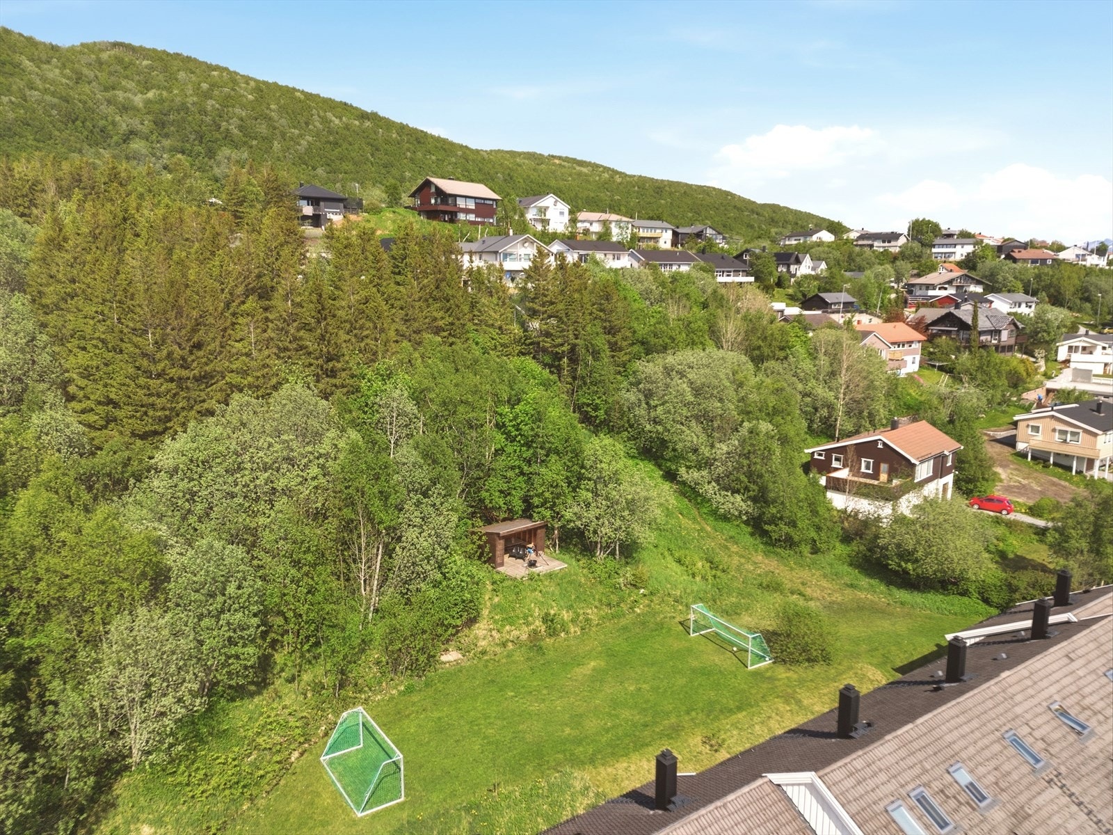 Velforeningen disponerer et flott fellesområde med lekeplass og fotballbane. Galleribilde