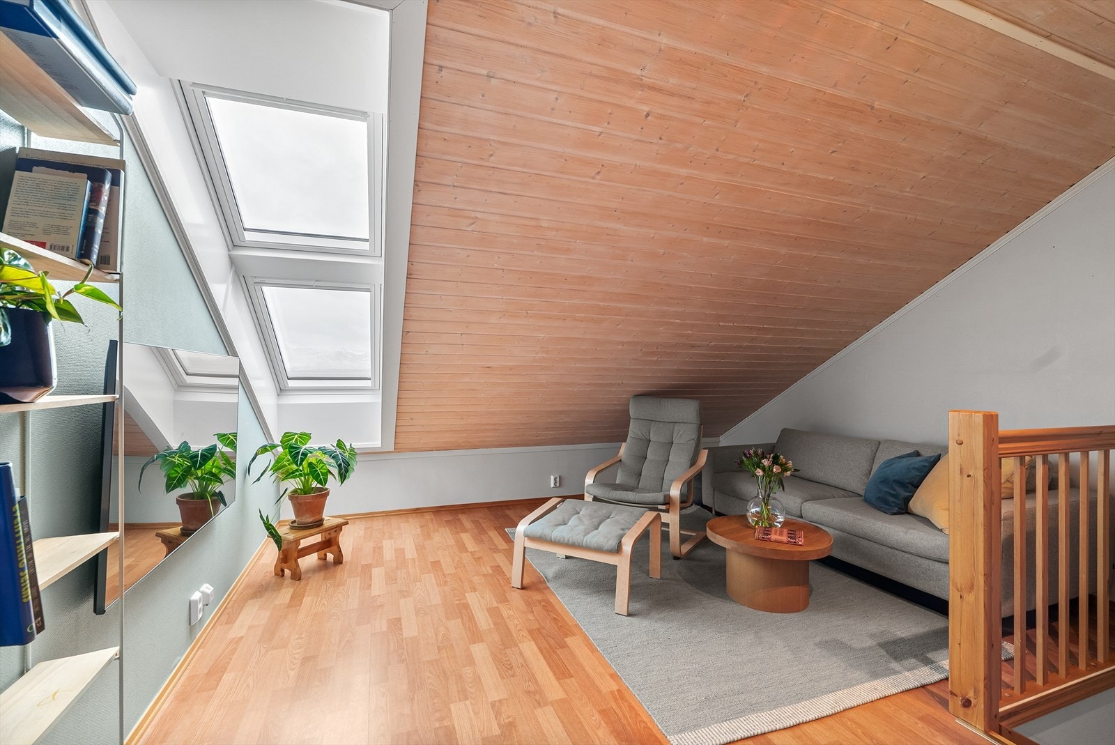Innredningsvennlig loftsstue med plass til sofagruppe og flere møbleringsalternativer etter behov. Galleribilde