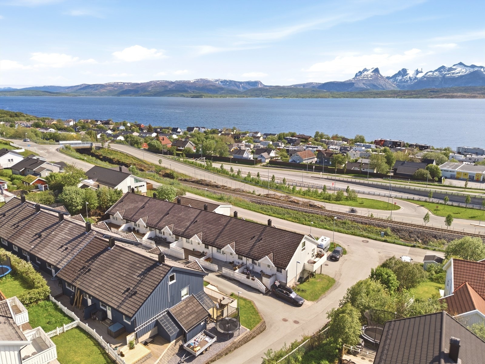 Beliggende i et etablert og familievennlig boligområde med vakre omgivelser og nærhet til sjøen. Galleribilde