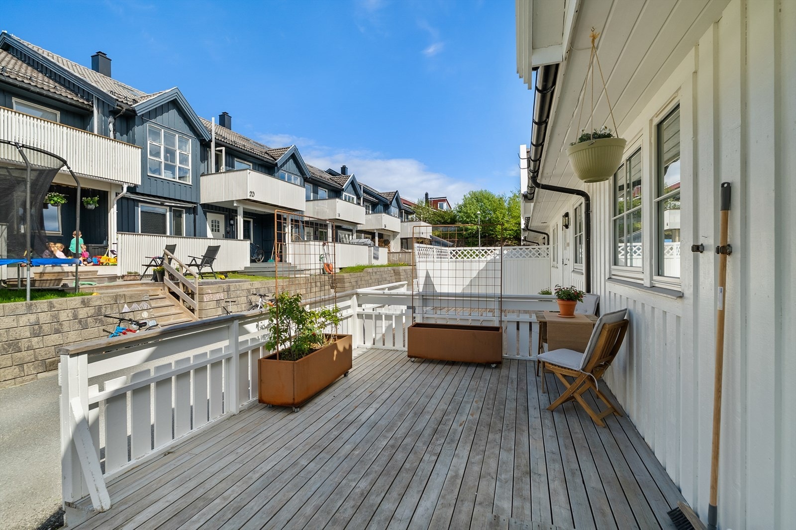 Stor terrasse ved inngangspartiet med god plass til utemøbler, beplantning og hyggelige oppholdssoner. Galleribilde