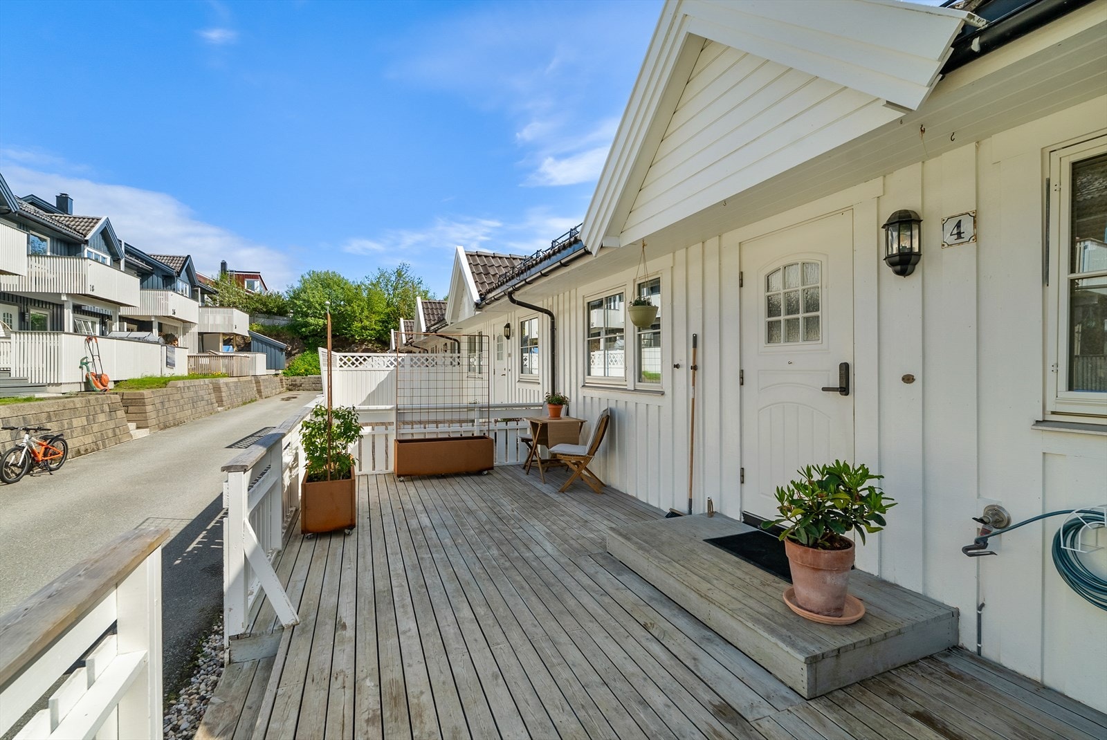 Velkommen hjem til et hyggelig inngangsparti med romslig terrasse og plass til sittegruppe. Galleribilde