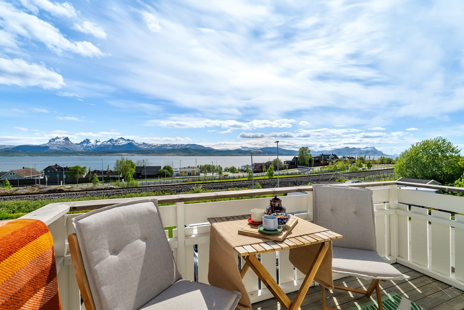 Balkongen byr på gode solforhold og et flott utsyn mot fjorden. Galleribilde
